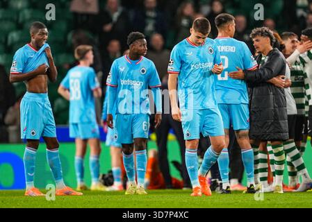 Lisboa, Portugal. November 2025. Die Spieler des Clubs sehen nach einem Fußballspiel zwischen dem portugiesischen Sporting Clube de Portugal und dem belgischen Club Brugge KV am Mittwoch, den 26. November 2025, in Lisboa, Portugal, am fünften Tag der Liga-Phase des UEFA Champions League-Turniers niedergeschlagen aus. BELGA FOTO JOMA GARCIA i GISBERT Credit: Belga Nachrichtenagentur/Alamy Live News Stockfoto