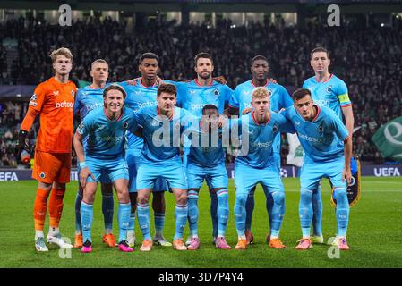 Lisboa, Portugal. November 2025. Die Spieler des Clubs wurden am Mittwoch, den 26. November 2025, in Lisboa, Portugal, am fünften Tag der Liga-Phase des UEFA Champions League-Turniers, zu Beginn eines Fußballspiels zwischen dem portugiesischen Sporting Clube de Portugal und dem belgischen Club Brugge KV, aufgenommen. BELGA FOTO JOMA GARCIA i GISBERT Credit: Belga Nachrichtenagentur/Alamy Live News Stockfoto