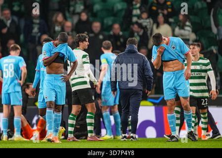 Lisboa, Portugal. November 2025. Die Spieler des Clubs sehen nach einem Fußballspiel zwischen dem portugiesischen Sporting Clube de Portugal und dem belgischen Club Brugge KV am Mittwoch, den 26. November 2025, in Lisboa, Portugal, am fünften Tag der Liga-Phase des UEFA Champions League-Turniers niedergeschlagen aus. BELGA FOTO JOMA GARCIA i GISBERT Credit: Belga Nachrichtenagentur/Alamy Live News Stockfoto