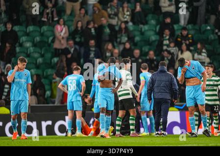 Lisboa, Portugal. November 2025. Die Spieler des Clubs sehen nach einem Fußballspiel zwischen dem portugiesischen Sporting Clube de Portugal und dem belgischen Club Brugge KV am Mittwoch, den 26. November 2025, in Lisboa, Portugal, am fünften Tag der Liga-Phase des UEFA Champions League-Turniers niedergeschlagen aus. BELGA FOTO JOMA GARCIA i GISBERT Credit: Belga Nachrichtenagentur/Alamy Live News Stockfoto