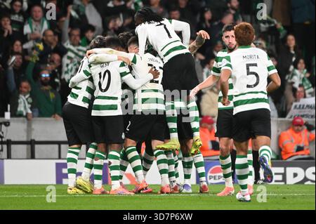 Lissabon, Portugal. 26. November 2025. Spieler von Sporting CP feiern das Tor beim Sporting CP gegen Club Brugge für die UEFA Champions League im Estadio Jose Alvalade in Lissabon. Quelle: Ricardo Rocha / Alamy Live News Stockfoto