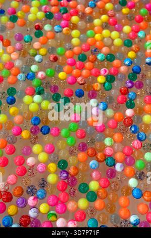 „Superball sukui“-Festivalspiel. Bälle, die in einer Wanne mit Wasser schwimmen. Kinder sammeln so viele wie möglich, bevor sich die „poi“-Papierschaufel auflöst. Japan. Stockfoto