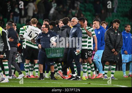 Lissabon, Portugal. 26. November 2025. Sportspieler jubeln die Fans nach dem Sporting CP gegen Club Brugge für die UEFA Champions League im Estadio Jose Alvalade in Lissabon an. Quelle: Ricardo Rocha / Alamy Live News Stockfoto