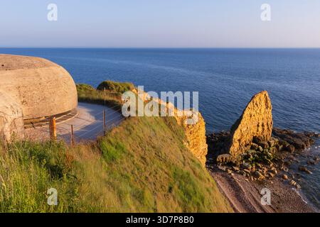 Ein Bunker aus dem Zweiten Weltkrieg mit Blick auf den Ärmelkanal bei Sonnenaufgang in La Pointe du hoc in Cricqueville-en-Bassin (Calvados) in der Normandie, Frankreich Stockfoto