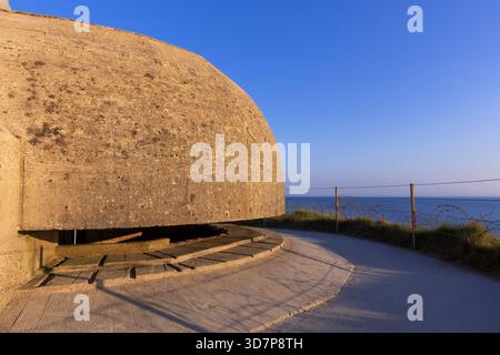 Ein Bunker aus dem Zweiten Weltkrieg mit Blick auf den Ärmelkanal bei La Pointe du hoc in Cricqueville-en-Bassin (Calvados) in der Normandie, Frankreich Stockfoto