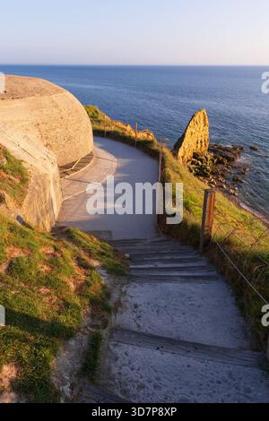 Ein Bunker aus dem Zweiten Weltkrieg mit Blick auf den Ärmelkanal bei La Pointe du hoc in Cricqueville-en-Bassin (Calvados) in der Normandie, Frankreich Stockfoto