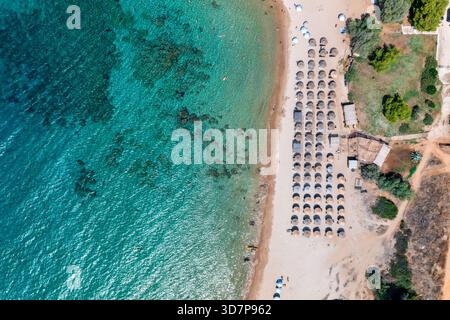 Blick aus der Vogelperspektive auf den beliebten Strand von Romanos, Messinia, Griechenland, mit smaragdgrünem Meer und goldenem Sand Stockfoto