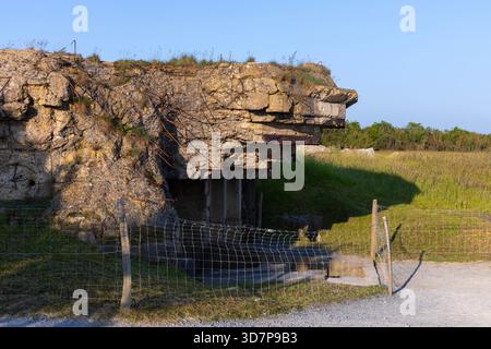 Ruine eines Bunkers aus dem Zweiten Weltkrieg bei La Pointe du hoc in Cricqueville-en-Bassin (Calvados) in der Normandie, Frankreich Stockfoto