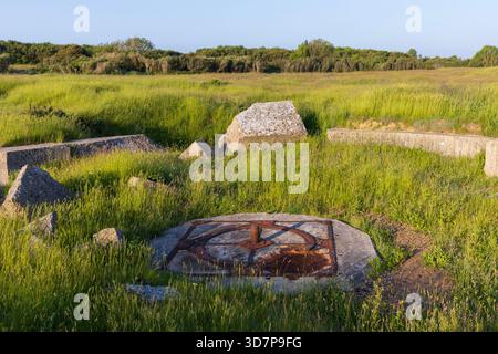 Überreste einer Schützengrube bei La Pointe du hoc in Cricqueville-en-Bassin (Calvados) in der Normandie, Frankreich Stockfoto