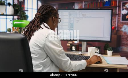 Kodierer am Arbeitsplatz Programmierung auf PC, Schreiben von Codezeilen, Verwenden von Entwicklungstools, Stressgefühl. Frau im Heimbüro mit Deadline, Stress, Debugging-Software zu beenden, Kamera B Stockfoto