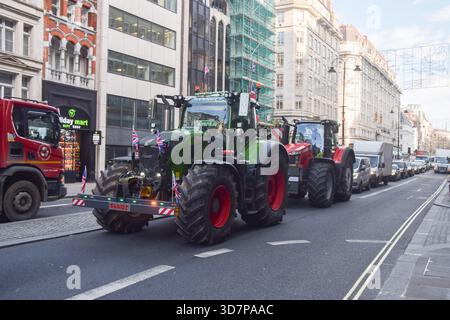 London, Großbritannien. November 2025. Traktoren passieren den Strand, während die Bauern am Budget Day gegen die Erbschaftssteuer protestieren. Quelle: SOPA Images Limited/Alamy Live News Stockfoto