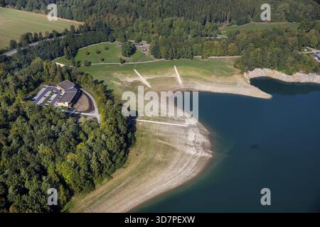 Blick aus der Vogelperspektive, Hennesee im Naturpark Sauerland-Rothaargebirge, die Hühnerwasserdämme, Restaurant H1 am See, Stausee, Hennesee nahe Low wa Stockfoto
