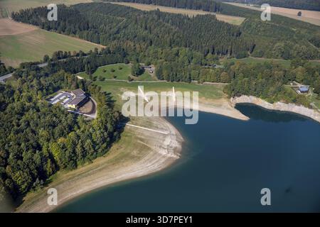 Blick aus der Vogelperspektive, Hennesee im Naturpark Sauerland-Rothaargebirge, die Hühnerwasserdämme, Restaurant H1 am See, Stausee, Hennesee nahe Low wa Stockfoto