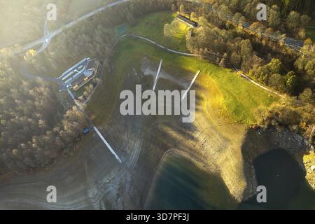 Luftblick, Niedrigwasser, Schiffsangegegegegesteg Restaurant H1 am See, Berghauser Bucht - Badestrand, Hennesee, Hennetalsperre, Stausee, Bundesstraße Stockfoto