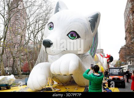 New York, Usa. November 2025. Der Noora Balloon findet unter einem Netz am Vorabend der 99. Macy's Thanksgiving Day Parade in New York City am Mittwoch, 26. November 2025, statt. Foto: John Angelillo/UPI Credit: UPI/Alamy Live News Stockfoto