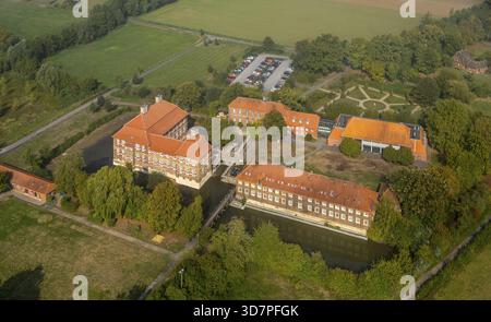 Das Schloss Oberwerries ist ein zweiflügeliges Wasserschloss in der Lippebaue, dem Fluss Lippe, Naturschutzgebiet, Grafen, neuem Dach und renoviertem Fai¿½ aus der Vogelperspektive Stockfoto