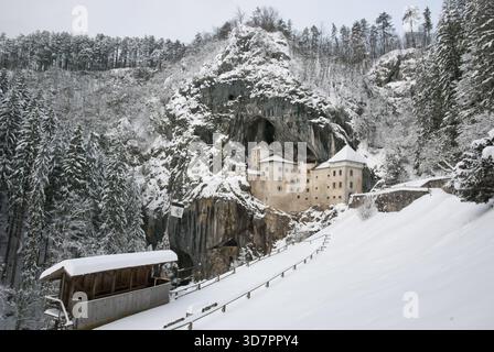 Burg Predjama - Predjamski Grad im Winter, Slowenien Stockfoto
