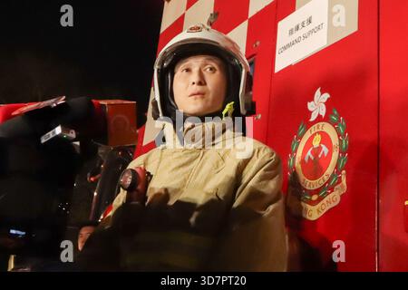 Hongkong, Hongkong. November 2025. Chan Derek Armstrong, Stellvertretender Direktor der Feuerwehr Hongkong, informierte am 26. November 2025 in Hongkong über die Lage. (Foto von Gordon Choi/TMHK über Nexpher Images/SIPA USA) Credit: SIPA USA/Alamy Live News Stockfoto