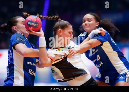 Stuttgart, Deutschland November 2025. l.-R.: Klara Thorkelsdottir (Insel, 17), Xenia Smits (DHB, 11) und Lovisa Thompson (Insel, 19), Handball-Weltmeisterschaft der Frauen 2025, Deutschland - Island, GER, Stuttgart, Porsche Arena (Foto: HMB Media/ Heiko Becker/SIPA USA) Credit: SIPA USA/Alamy Live News Stockfoto