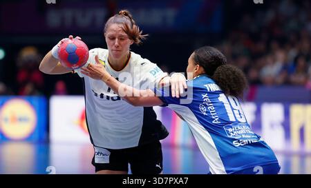 Stuttgart, Deutschland November 2025. l.-R.: Xenia Smits (DHB, 11) und Lovisa Thompson (Insel, 19), Handball-Weltmeisterschaft der Frauen 2025, Deutschland - Island, GER, Stuttgart, Porsche Arena (Foto: HMB Media/Heiko Becker/SIPA USA) Credit: SIPA USA/Alamy Live News Stockfoto
