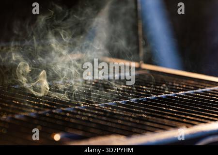 Leeren Grill mit Gitter und Rauch öffnen. Stockfoto