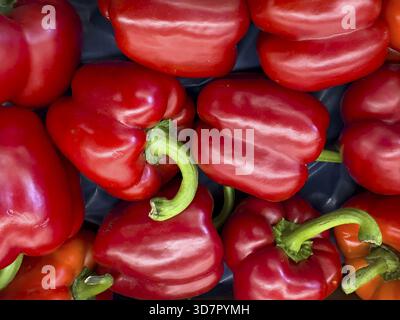 Ganze rote Pfeffer italienische Peperoni, ausgestellt von Gemüsehändlern, international Stockfoto