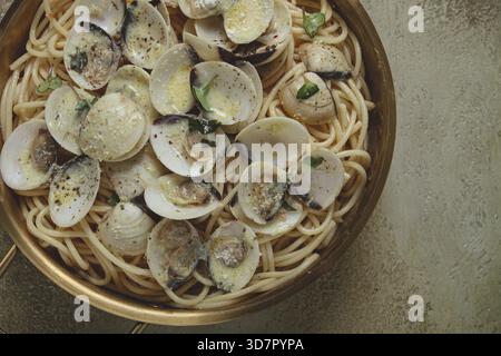 Spaghetti mit Vongole Venusmuscheln, in Sahnesauce, Carbonara, in einer Messingpfanne, hausgemacht, Draufsicht, keine Leute Stockfoto