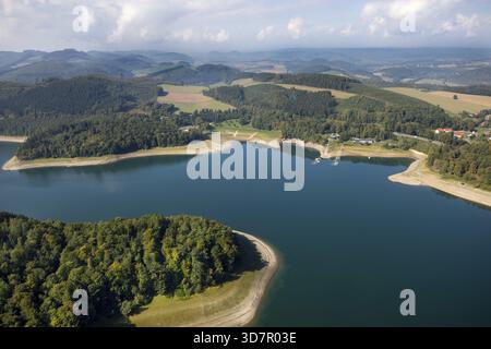 Blick aus der Vogelperspektive, Hennesee im Naturpark Sauerland-Rothaargebirge, die Hühnerwasserdämme, Restaurant H1 am See, Stausee, Hennesee nahe Low wa Stockfoto