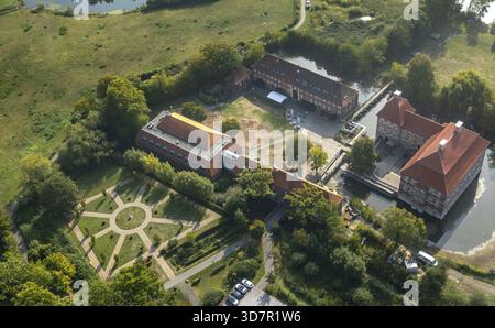 Das Schloss Oberwerries ist ein zweiflügeliges Wasserschloss in der Lippebaue, dem Fluss Lippe, Naturschutzgebiet, Grafen, neuem Dach und renoviertem Fai¿½ aus der Vogelperspektive Stockfoto