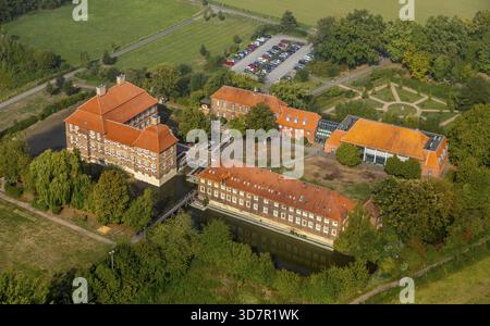 Das Schloss Oberwerries ist ein zweiflügeliges Wasserschloss in der Lippebaue, dem Fluss Lippe, Naturschutzgebiet, Grafen, neuem Dach und renoviertem Fai¿½ aus der Vogelperspektive Stockfoto