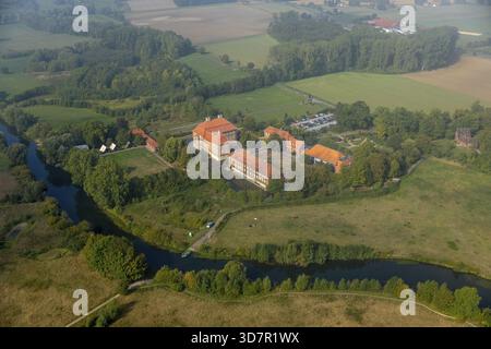 Das Schloss Oberwerries ist ein zweiflügeliges Wasserschloss in der Lippebaue, dem Fluss Lippe, Naturschutzgebiet, Grafen, neuem Dach und renoviertem Fai¿½ aus der Vogelperspektive Stockfoto