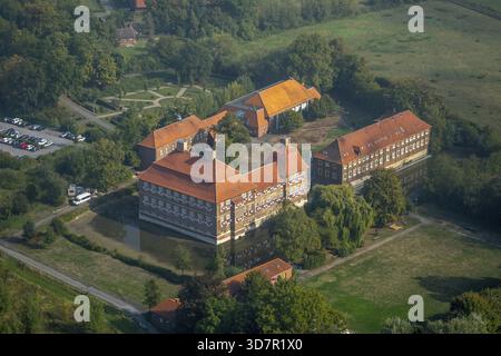 Das Schloss Oberwerries ist ein zweiflügeliges Wasserschloss in der Lippebaue, dem Fluss Lippe, Naturschutzgebiet, Grafen, neuem Dach und renoviertem Fai¿½ aus der Vogelperspektive Stockfoto