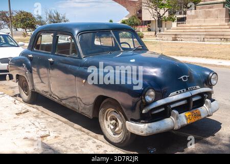 Havanna, Kuba - 12. April 2010: Ein alter alter Plymouth-Oldtimer aus dem amerikanischen Plymouth, der in Havanna, Kuba, geparkt wird Stockfoto
