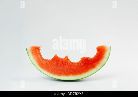 Ein süßes Stück rote Wassermelone, mit Bissen, kernlos, auf glattem Hintergrund Stockfoto