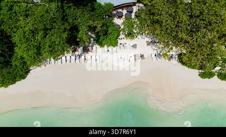 Tropischer Strand mit klarem türkisfarbenem Wasser, weißem Sand und üppig grünen Bäumen. Seychellen, Mahe. Launay Beach. Stockfoto