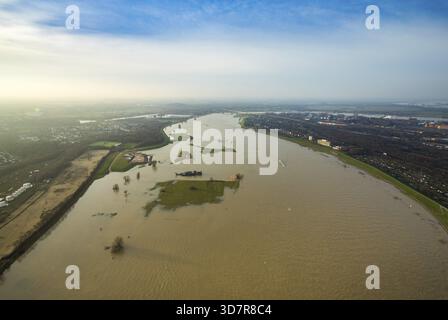 Blick auf den Rhein in Richtung Laar und Beeckerwerth. Rheinhochwasser zwischen Duisburg, Dinslaken und Voerde in Nordrhein-Westfalen. Stockfoto