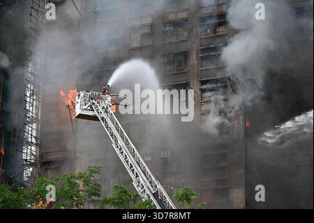 Hongkong, China. 26. November 2025. Es werden Anstrengungen unternommen, die Flammen zu löschen, wenn ein Brand am 26. November 2025 in Hongkong, China, Hochhäuser im Wang Fuk Court Complex erfasst. Mindestens vier Menschen sind tot und drei weitere verletzt, als ein Großbrand am 26. November einen Wohnkomplex im Tai Po Bezirk in Hongkong überfiel. Credit: Li Zhihua/China News Service/Alamy Live News Stockfoto