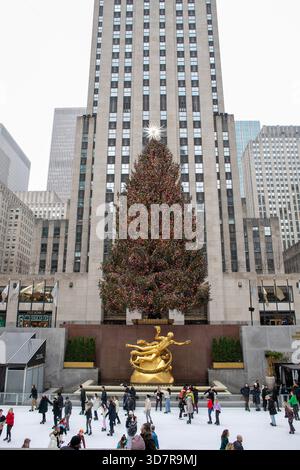 Rockefeller Center Weihnachtsbaum und Eislaufbahn. Stockfoto
