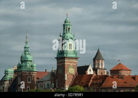Krakau Polen. UNESCO-Weltkulturerbe und Heimat des historischen Wawel Castle mit Blick auf die Stadt. Stockfoto