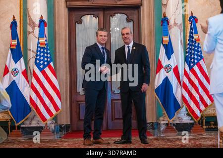 (251127) -- SANTO DOMINGO, 27. November 2025 (Xinhua) -- Dominikanerpräsident Luis Abinader (R) trifft sich am 26. November 2025 mit dem US-Verteidigungsminister Pete Hegseth in Santo Domingo in der Dominikanischen Republik. Die Dominikanische Republik wird es den Vereinigten Staaten erlauben, Sperrgebiete des Luftwaffenstützpunktes San Isidro und des internationalen Flughafens Las Americas zur Bekämpfung des Drogenhandels zu nutzen, sagte Präsident Luis Abinader am Mittwoch. (Vorsitz der Dominikanischen Republik/Handout Via Xinhua) Stockfoto