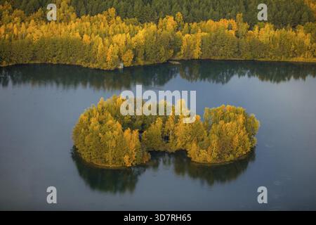 Aus der Vogelperspektive, Heidesee Kirchhellen Grafenwald, Inseln mit Herbstwald, farbenfrohe Herbstblätter, Bergbecken, Kohlebergbau bei der Zeche Prosper Stockfoto