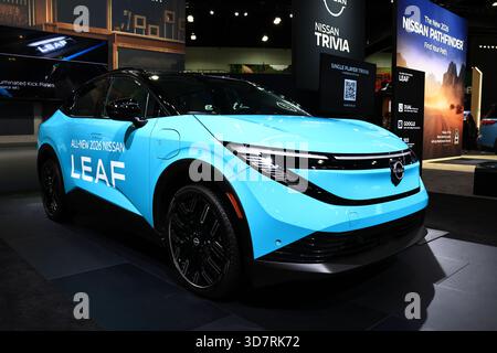 2026 Nissan Leaf auf der Los Angeles Auto Show 2025. Die LA Auto Show ist eine der wichtigsten Autoshows in Nordamerika Stockfoto