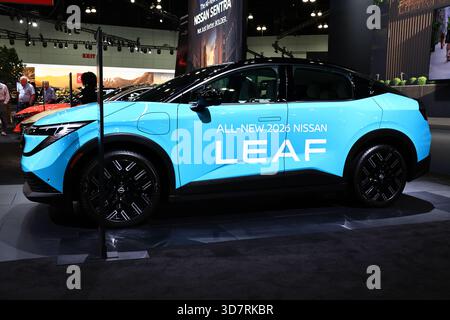 2026 Nissan Leaf auf der Los Angeles Auto Show 2025. Die LA Auto Show ist eine der wichtigsten Autoshows in Nordamerika Stockfoto