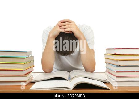 Traurige und müde Studentin am Schulschalter auf weißem Hintergrund Stockfoto