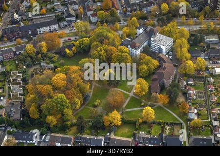 Aus der Vogelperspektive, Altersheim Diakonisches Werk Gladbeck- Bottrop-Dorsten e.V. Seniorenzentrum Vinzenzheim, Park an der Buerschen Straße, Herbsturlaub Stockfoto