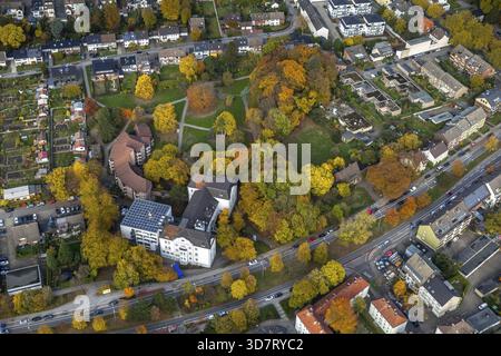 Aus der Vogelperspektive, Altersheim Diakonisches Werk Gladbeck- Bottrop-Dorsten e.V. Seniorenzentrum Vinzenzheim, Park an der Buerschen Straße, Herbsturlaub Stockfoto