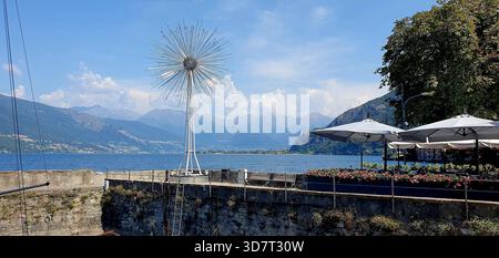 Sommerlandschaft im Hafen von Bellano in Lecco, Lombardei, Italien Stockfoto