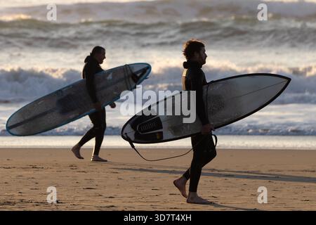 Surfer wandern mit Boards am Ocean Beach in San Francisco Stockfoto