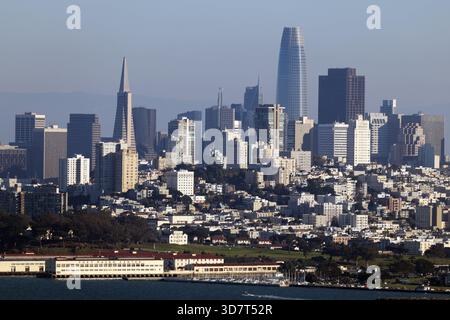 Skyline von San Francisco mit Fort Mason und berühmten Wolkenkratzern Stockfoto