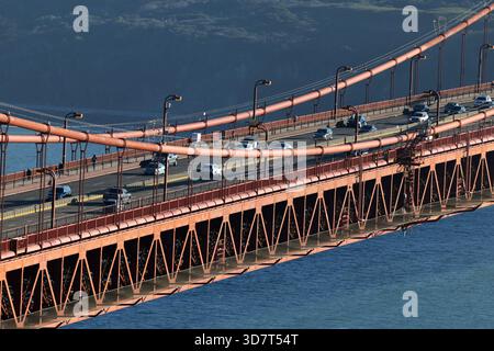 Nahaufnahme von Fahrzeugen auf der Golden Gate Bridge in San Francisco Stockfoto
